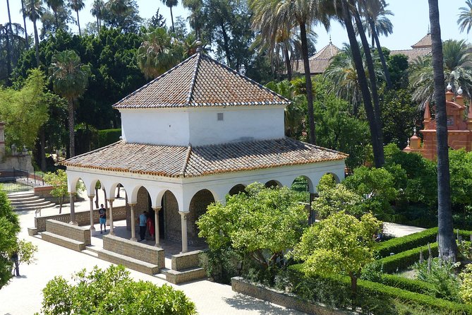 Alcázar and Jewish Quarter Guided Walking Tour in Seville - Santa Cruz, from Jewish Quarter to tourist quarter