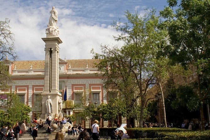Alcázar and Jewish Quarter Guided Walking Tour in Seville - Short stops near major sights