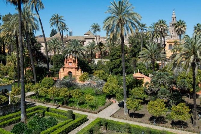 Alcazar, Cathedral and Giralda of Seville with entrance fee included - Meeting point and timing in central Seville