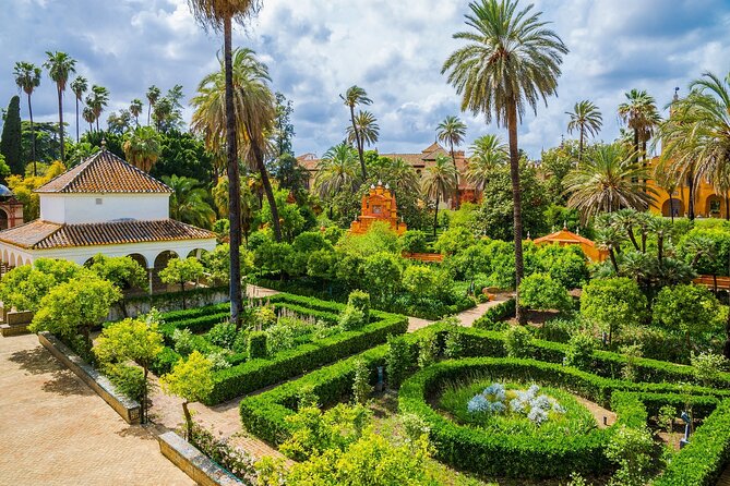 Alcazar of Seville Guided tour with Skip the Line Access - The gardens, fountains, and outdoor spaces