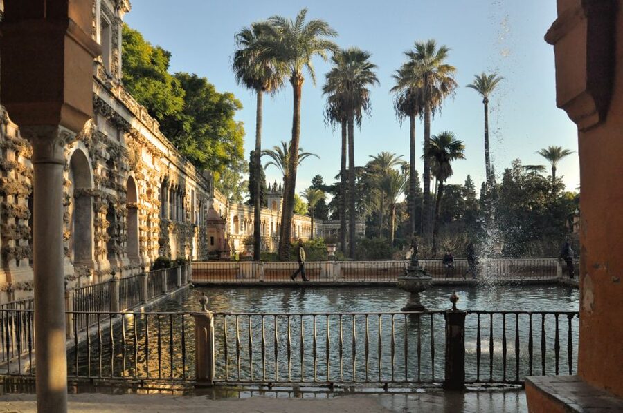 Alcázar of Seville Skip-the-Line Tickets and Guided Tour - What the guides add to the experience
