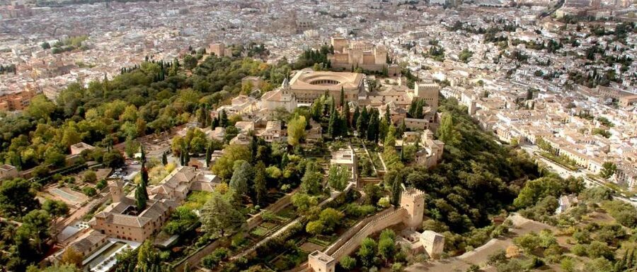 Alhambra and Albaicín Full-Day Private Tour from Seville - What private guiding adds