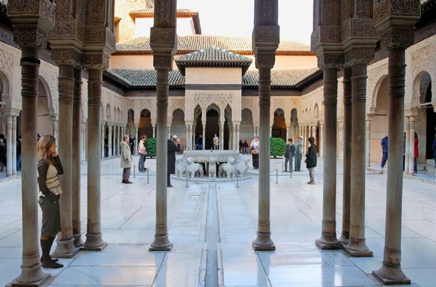 Alhambra and Albaicín Full-Day Private Tour from Seville - Starting in the Albaicín’s old lanes