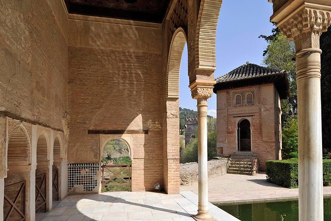 Alhambra Guided Tour & Albaicin Tour from Seville - Guides, languages, and the quality of the day