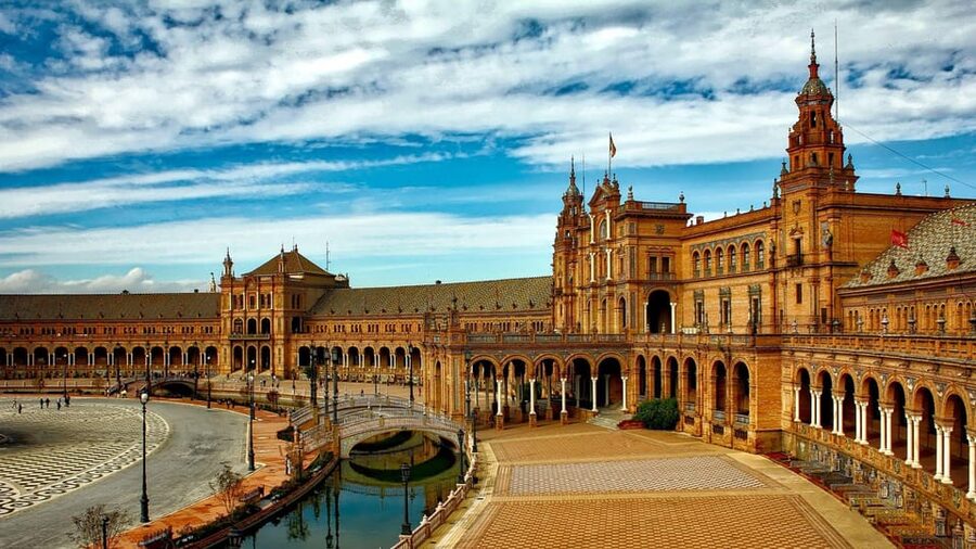 Best of Seville: Private Walking Tour with Local - Why a local host can improve your first day in Seville