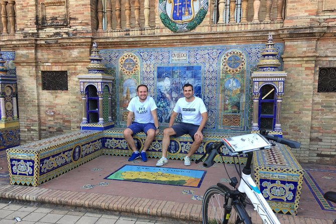 Bike tour through the monumental area of Seville - Crossing to Triana on the Puente de Isabel II