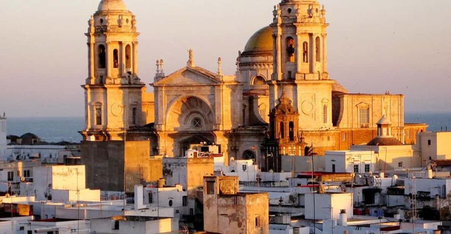 Cadiz Full-Day Guided Excursion from Seville - El Pópulo introduces old Cadiz