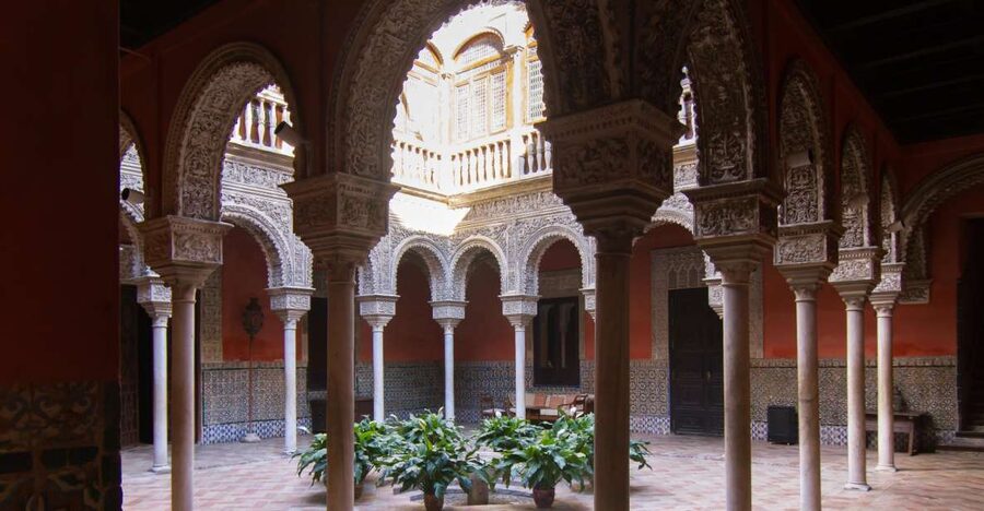 Casa de Salinas Entry Ticket with Audio Guide - The entrance on Calle Mateos Gago