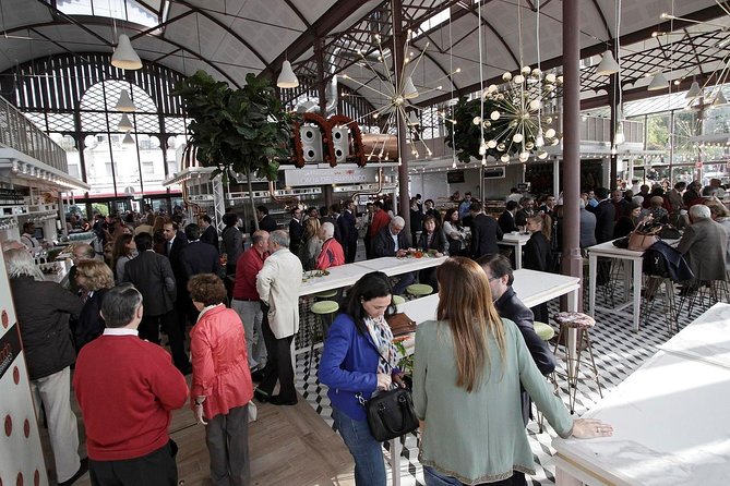 Complete Triana Tour "Corrales included" - The final stretch toward the market