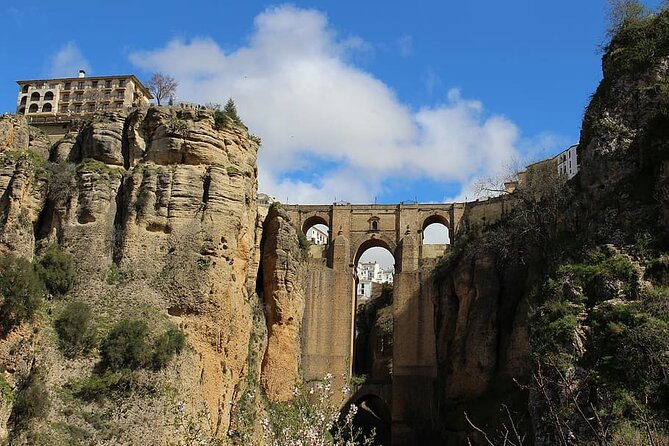Day trip to Zahara, Setenil and Ronda from Seville - What the guide adds to the day