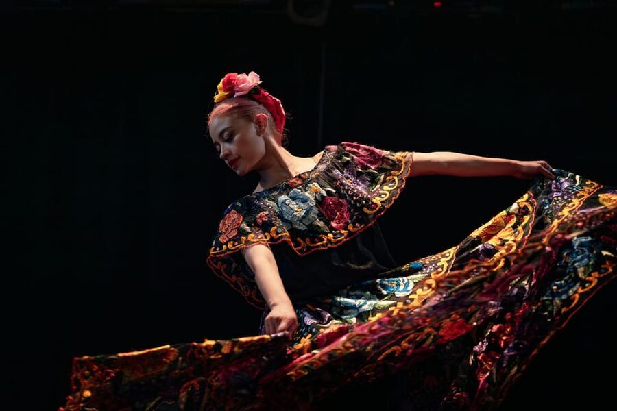 Flamenco Dance Lesson: 60-Minute Class in Seville - Entering the artists’ courtyard at C/Castellar 52A