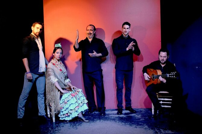 Flamenco show at the foot of the Giralda in Seville - Who will enjoy this most?