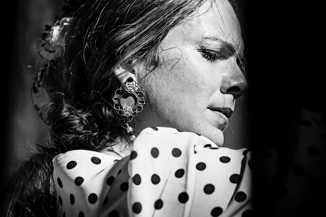 Flamenco Show in Seville - La milonga tablao - A close-up introduction to Seville flamenco