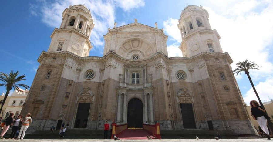 From Seville: Private Day Trip to Cádiz with Guide - Meeting your guide in the Old Town