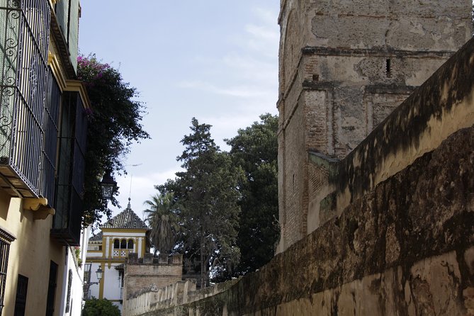 Jewish Heritage Tour - Walking into Santa Cruz from the Giralda