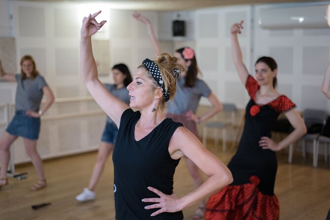 Learn Flamenco in 90 minutes - Gift flower - Instructors who shape the experience