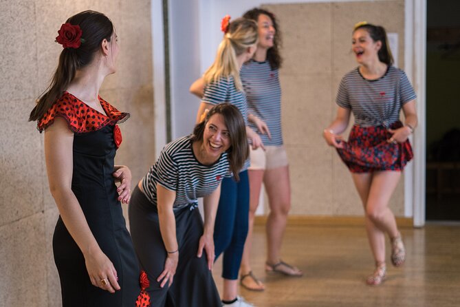 Learn Flamenco in 90 minutes - Gift flower - Central Seville meeting point on C. Rioja