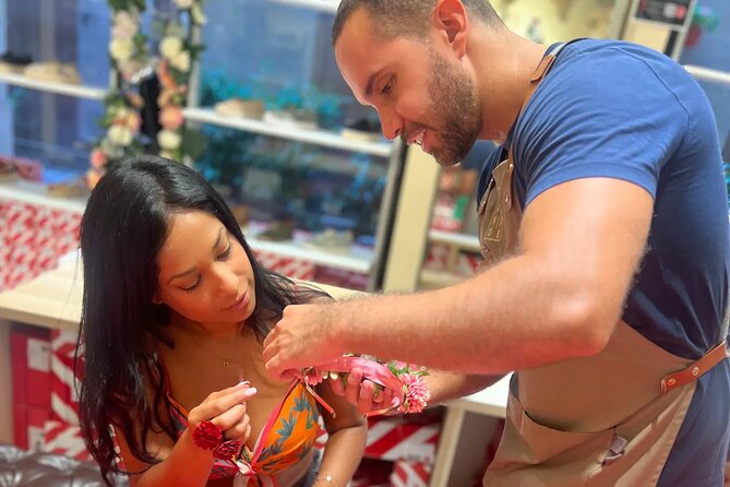 Make a traditional "tocado" sevillano - Making a Sevillian headpiece on Calle Sierpes