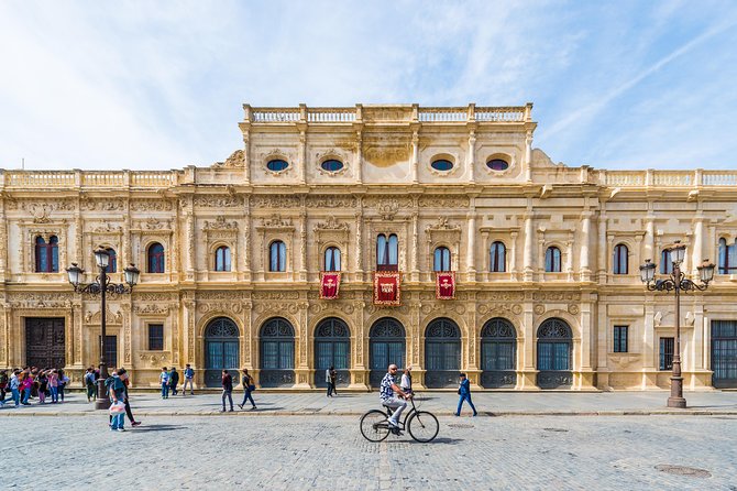 Monumental Economic tour with booking fee Seville - The bullring and the Torre del Oro