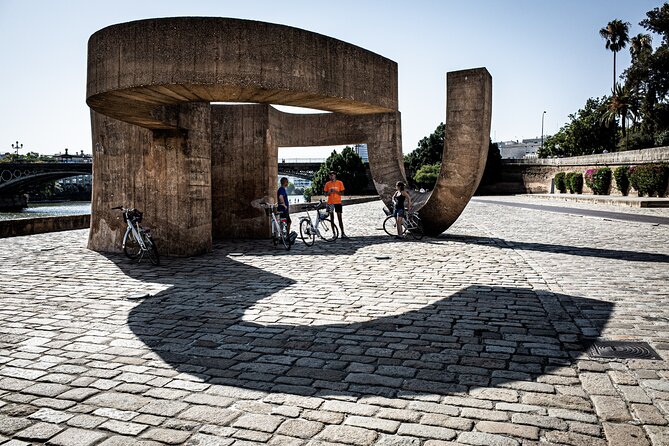 Private Bike Tour Seville - Santa Cruz: a short look at the old quarter