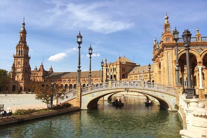 Secretos del Parque María Luisa & Plaza de España Tour en Español - Group size, language, and walking demands
