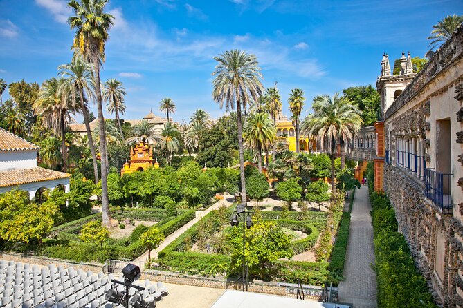 Sevilla: Guided tour to the Alcazar + Cathedral and Giralda - The long pause before the Royal Alcazar