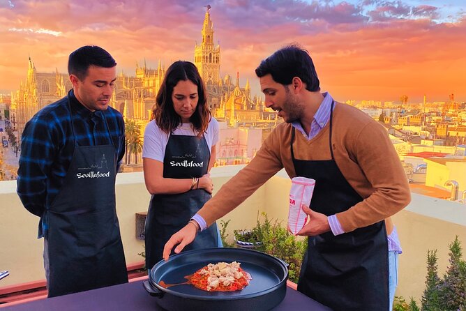 Sevilla: Rooftop Paella Cooking Class & 30-minute expert Q&A - Meeting the group before the class begins