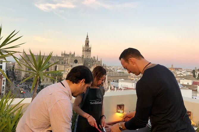 Sevilla: Rooftop Paella Cooking Class & 30-minute expert Q&A - Learning the Valencia-style chicken paella