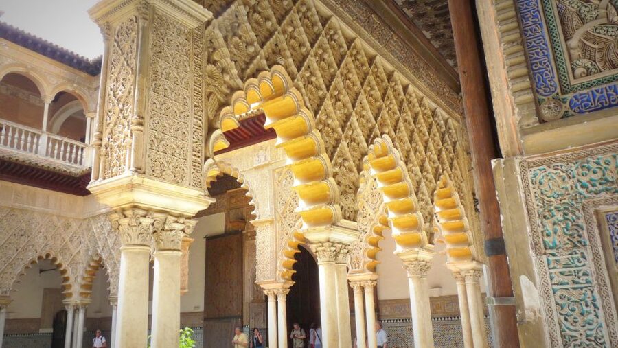 Seville: Alcazar, Cathedral, and Giralda Skip-the-Line Tour - Why a guide makes a difference here