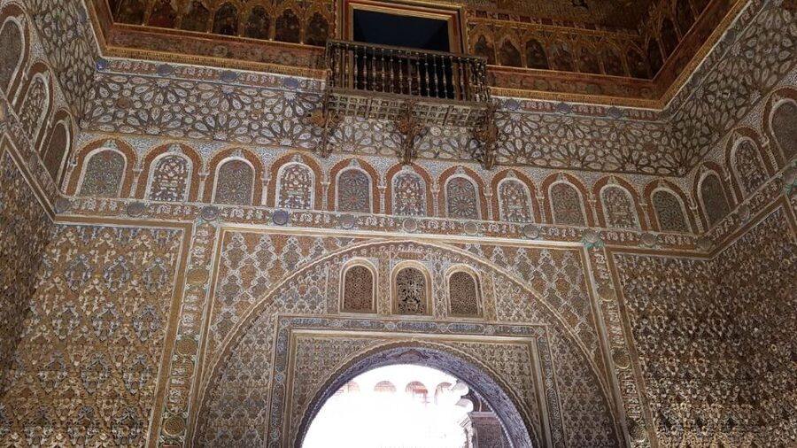 Seville: Alcázar, Cathedral & Giralda Fast Track Guided Tour - Santa Cruz and the old Juderia