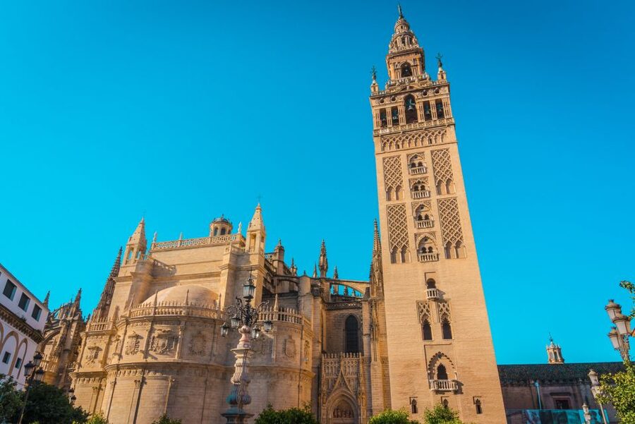 Seville: Alcázar, Cathedral & Giralda Fast Track Guided Tour - The guides make the difference