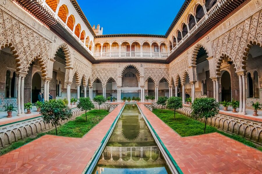 Seville: Alcázar Guided Palace Tour with Priority Access - Meeting the guide and managing the group