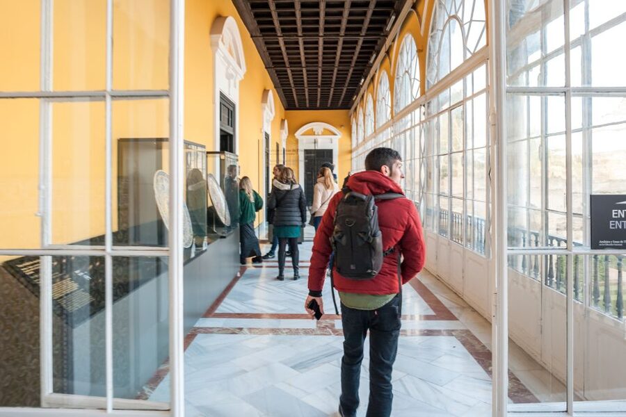 Seville: Alcázar Guided Tour - Palaces, courtyards, and changing royal styles