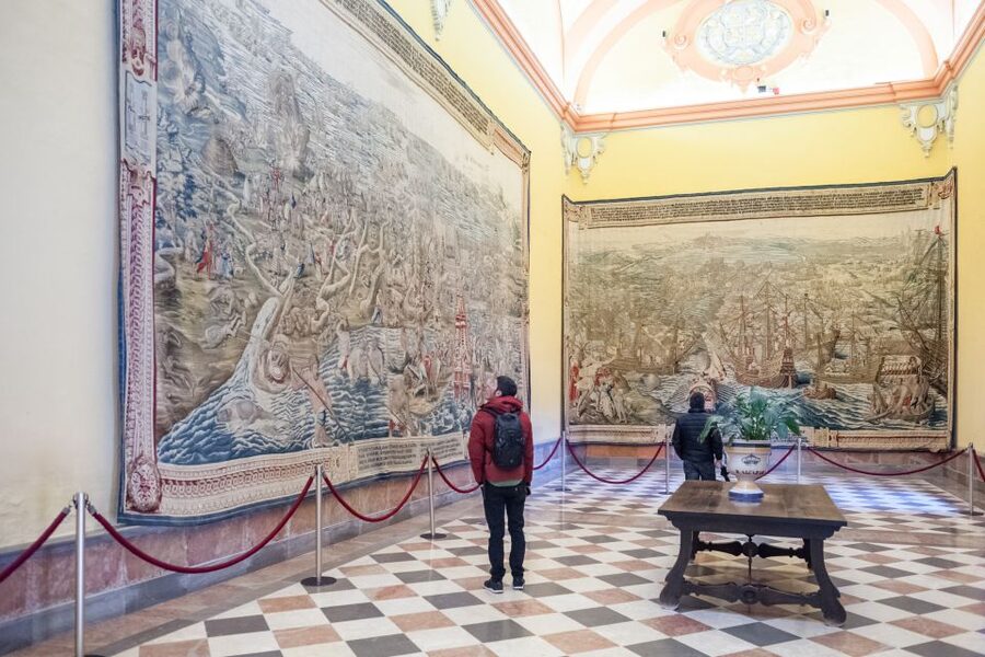 Seville: Alcazar Guided Tour with Entrance - A possible look at Santa Cruz