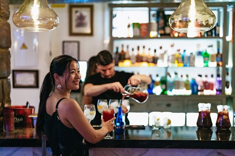 Seville: Baraka Sala Flamenca Show with Drink in Triana - A practical evening plan in Triana