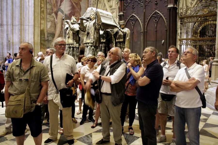 Seville: Cathedral 1-Hour Guided Tour - The main altar and the cathedral’s visual drama