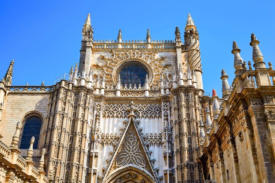 Seville: Cathedral and Alcázar Guided Tour - Climbing La Giralda for views over Seville