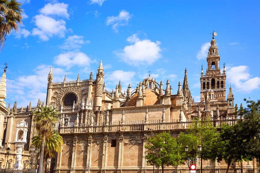 Seville: Cathedral and Alcázar Guided Tour - Documents, clothing, and entry rules