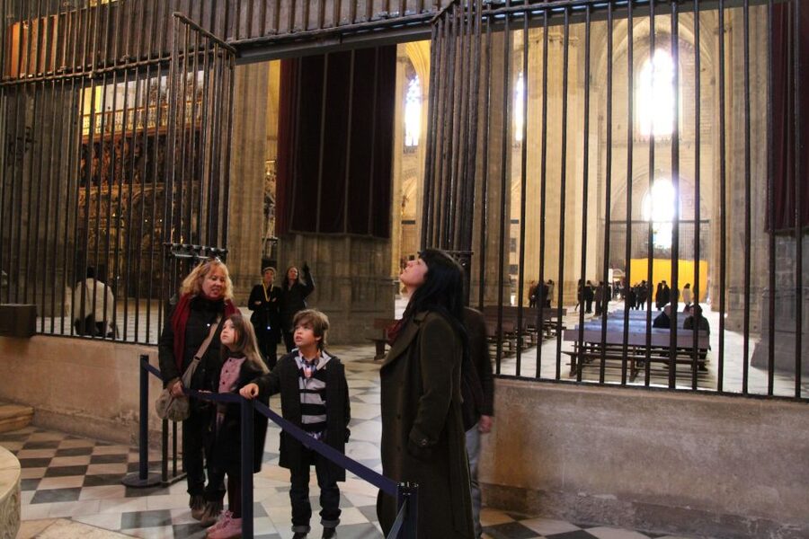 Seville: Cathedral and Giralda Skip-the-line Guided Tour - Inside the cathedral: a one-hour story