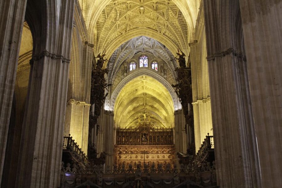 Seville: Cathedral and Giralda Skip-the-line Guided Tour - Crowds, headsets, and the small-group question
