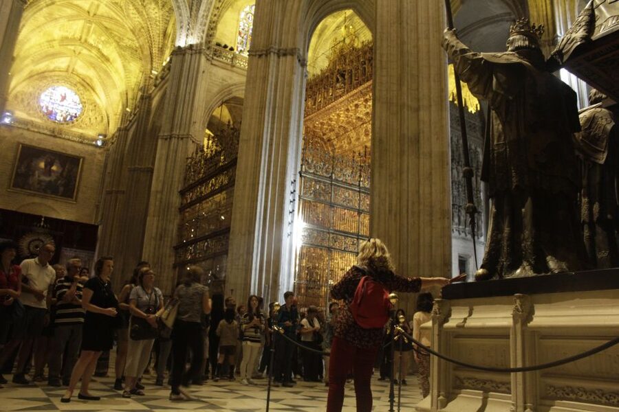 Seville: Cathedral and Giralda Skip-the-line Guided Tour - Meeting at Plaza Virgen de los Reyes
