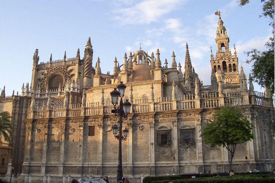 Seville: Cathedral, Giralda & Alcazar Entry With Guided Tour - Small details that can make the morning easier