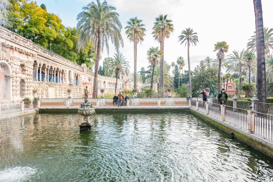 Seville: Cathedral, Giralda & Alcazar Entry With Guided Tour - What the guides add to the experience