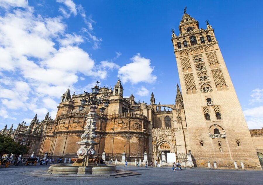 Seville: Cathedral & Giralda Guided Tour with Entry Tickets - Entering Seville Cathedral after the mosque