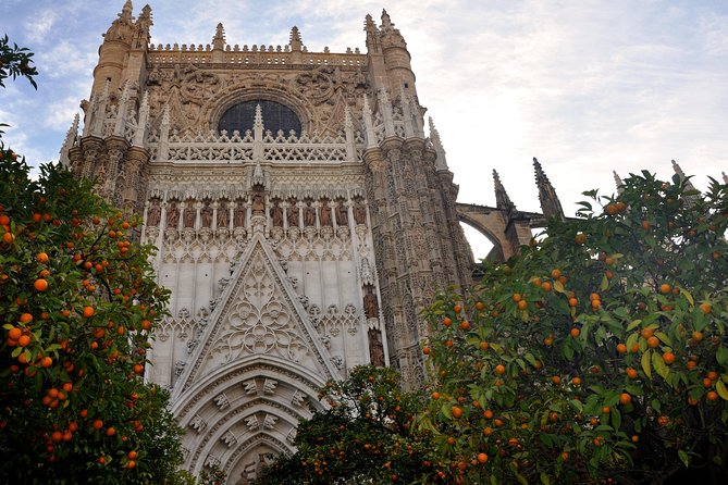 Seville Cathedral & Giralda: Guided Tour with Fast-Track Tickets - Why Seville Cathedral deserves a guided visit