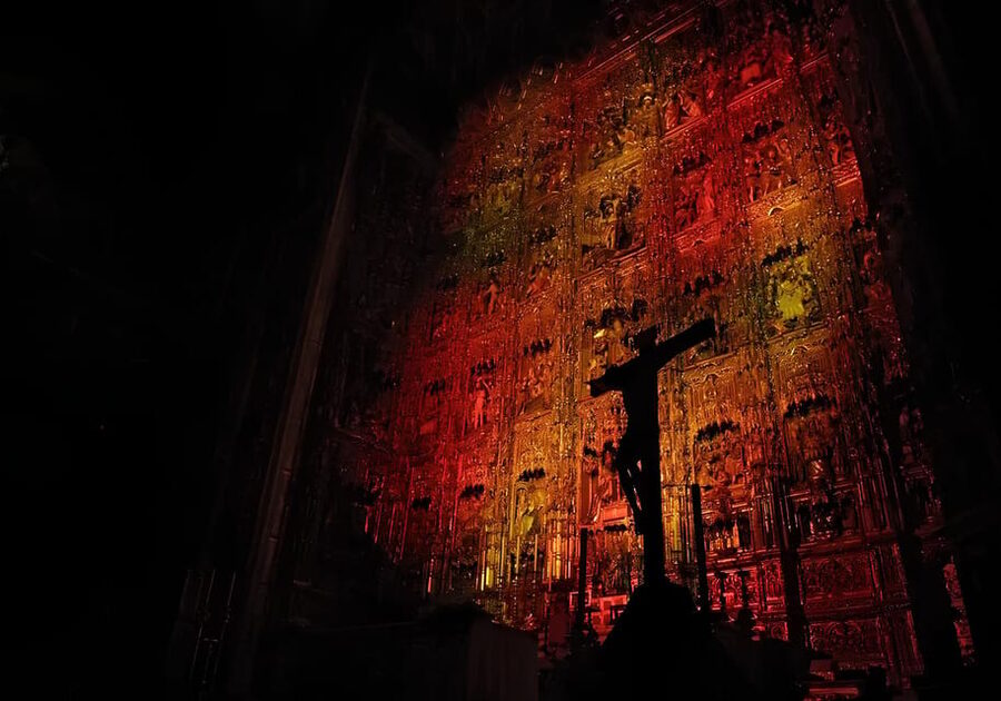 Seville: Cathedral of Seville Guided Night Tour & Light Show - Columbus, Hernando, and the people inside