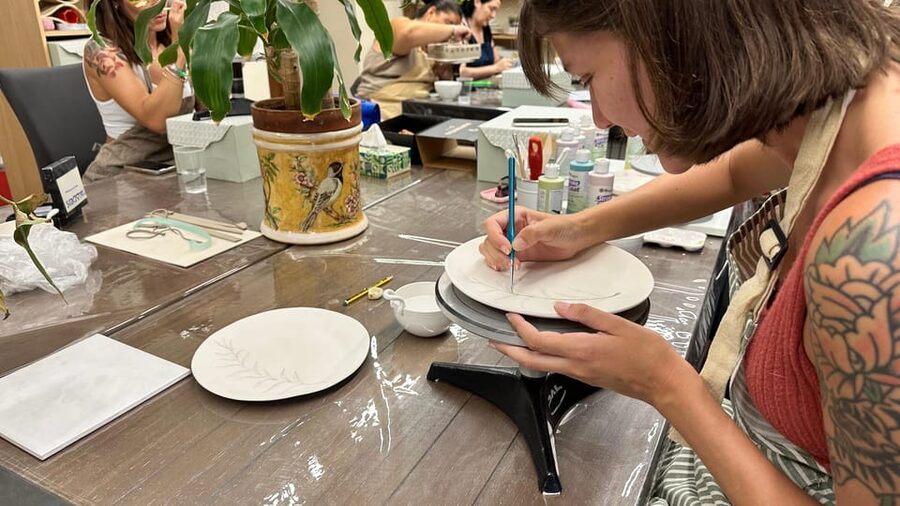 Seville: Ceramic painting workshop - Choosing the right ceramic piece