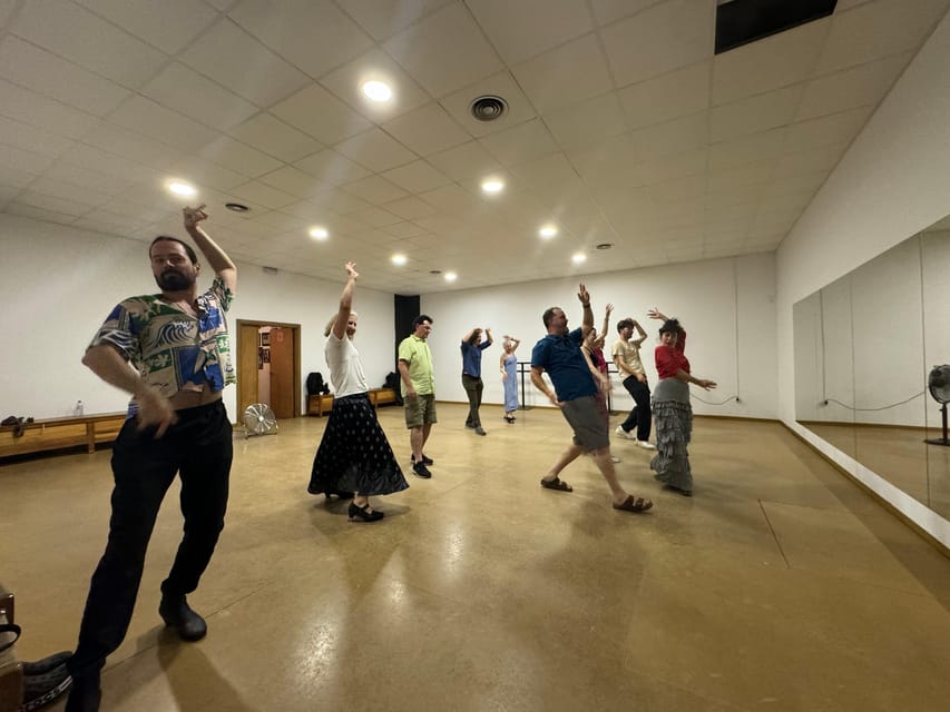 Seville: Enjoy a class of approach to flamenco - Learning a tango sequence with meaning