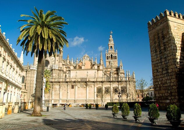 Seville Evening Historical Tour with Haunted History - Why Santa Cruz works so well after sunset
