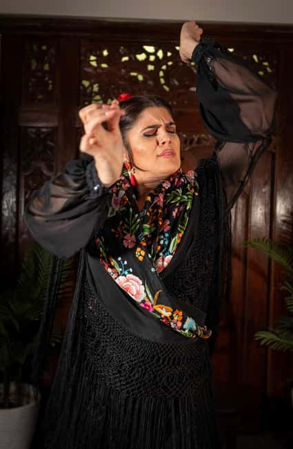 Seville: Flamenco Show at Tablao Almoraima in Triana - What happens during the one-hour performance